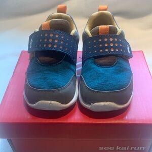See Kai Run Ryder sneaker m size 6